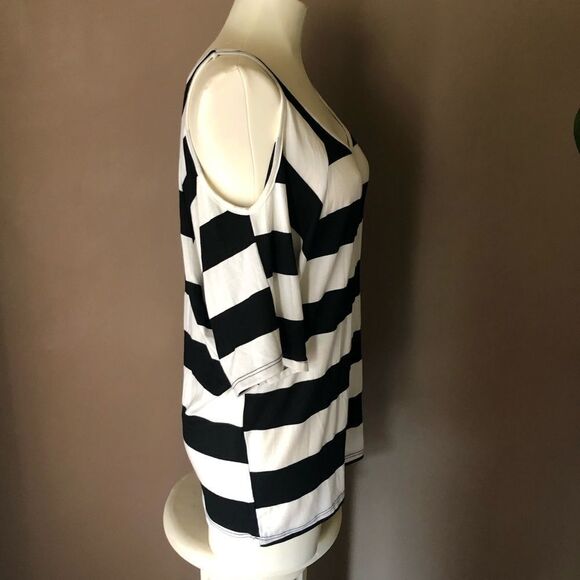 🌵3/$25 Cold Shoulder Blouse - Picture 3 of 4